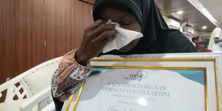 Ibu Penyapu Jalan Ini Mampu Kuliahkan 6 Anaknya