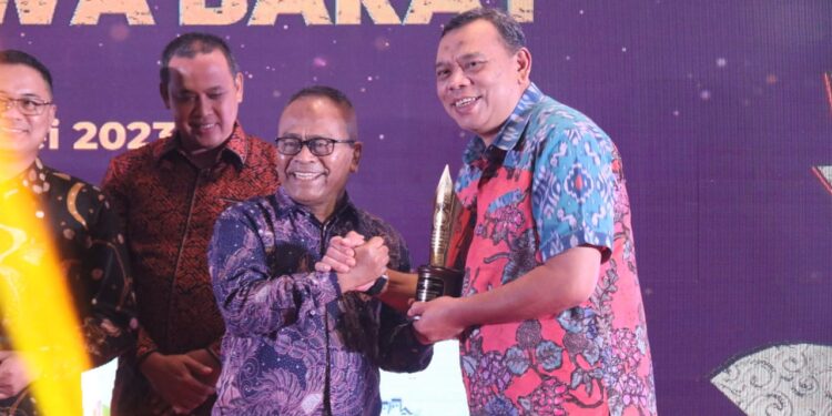 Penghargaan Pupuhu Pangaping Diraih Plt Bupati Bogor