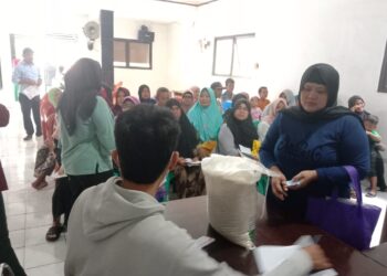 Warga Cikahuripan yang Terdaftar di Kemensos Terima Bantuan Beras