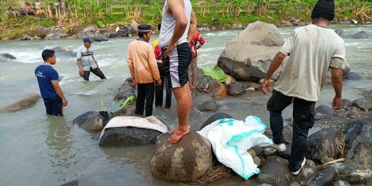 Tak Pulang 3 Hari, Pria Ditemukan Membusuk di Kali Cipamingkis
