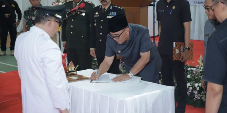 Iwan Setiawan Lantik Empat Kades Gelombang 2