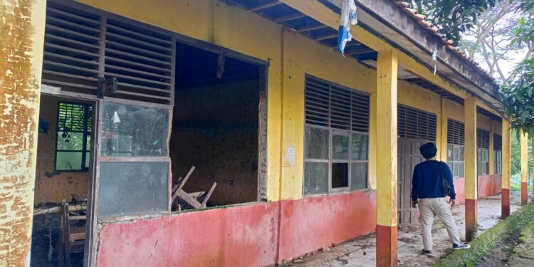 4 Ruang Kelas SDN 03 Carenang Rusak Parah