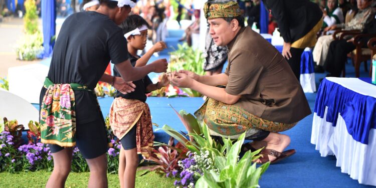 Perdana, Sekolah Adat Tampil Pada Perayaan Hardiknas 2023