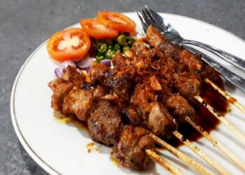 Tak Perlu Khawatir, Ini Cara Makan Sate Bebas Karsinogen