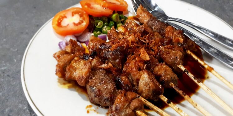 Tak Perlu Khawatir, Ini Cara Makan Sate Bebas Karsinogen