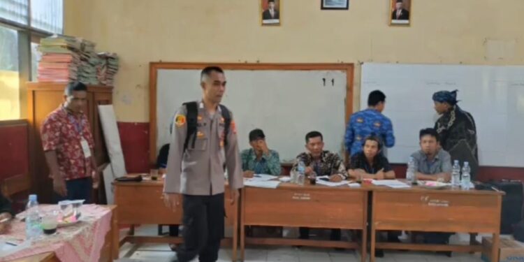 Pemilihan RW di Cihideung Ilir Dipantau Bhabinkamtibmas Polsek Ciampea