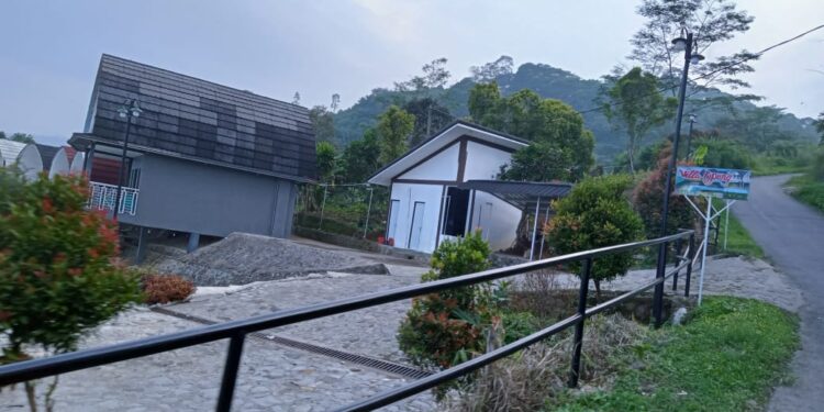 Pol PP Bikin Bingung Warga, Villa yang Diberi Surat Pembongkaran Masih Kokoh Berdiri
