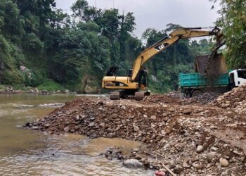 DPKPP Normalisasi Sungai Cianten Cegah Tebingan Longsor