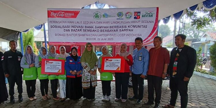 Kolaborasi ASOBSI dan CCEP, Sembako Dibayar dengan Sampah