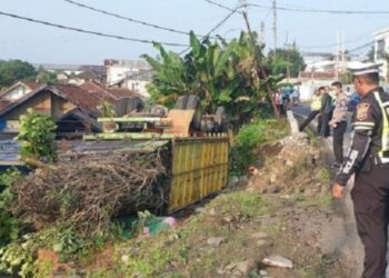 Terbalik di Jalan Menikung, Kondektur dan Penumpang Truk Tewas