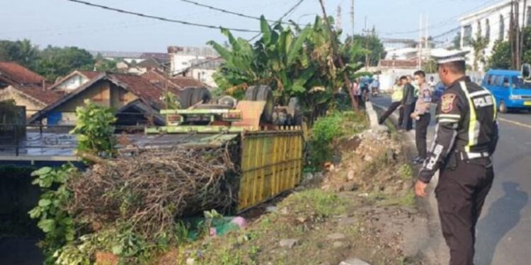 Terbalik di Jalan Menikung, Kondektur dan Penumpang Truk Tewas