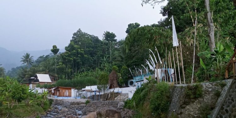 Siap-siap Dibongkar Nih, Bangunan Resto dan Villa yang Sempitkan Sungai Cipamingkis