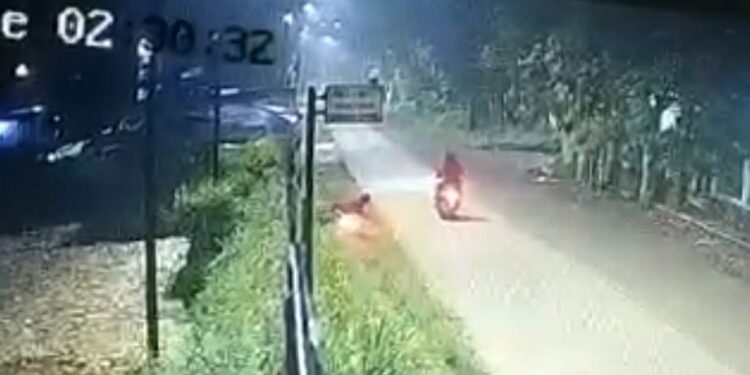 Hati-hati Berkendara Malam Hari, Begal Tendang Korban Hingga Jatuh