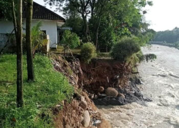 Rumah Warga Mengkhawatirkan Terkikis Kali Cipamingkis