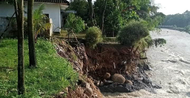 Rumah Warga Mengkhawatirkan Terkikis Kali Cipamingkis