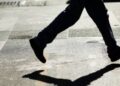 Luangkan Waktu, Jalan Kaki Lima Menit Bisa Bakar Lemak Perut