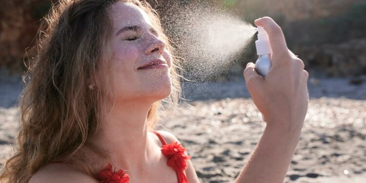 Ini Alasan Sunscreen Spray tak Dianjurkan Dokter Kulit