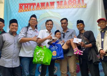 Bantu Masyarakat, Katar Dusun V Desa Tlajung Udik Khitan Puluhan Anak