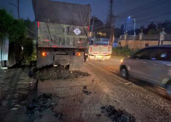 Limbah Lumpur B3 PT Hijau Lestari Berceceran di Jalan Akibatkan Pengendara Motor Terjatuh
