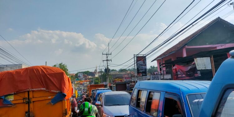 Kemacetan Jalan Cibungbulang – Leuwiliang Diperparah Truk Tambang