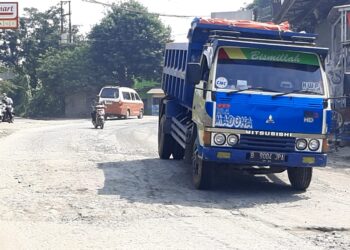 Warga Kesal Jalan Cicangkal – Leuwiranji Dibiarkan Rusak
