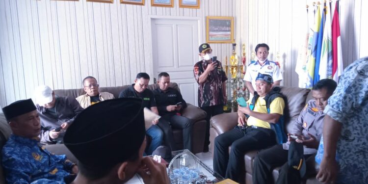 Warga Sambangi SMAN 1 Gunungputri Duga Ada ‘Pemain PPDB’