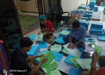 Warga Sukamakmur Turun Tangan Bantu BPN Jahit Buku Sertifikat