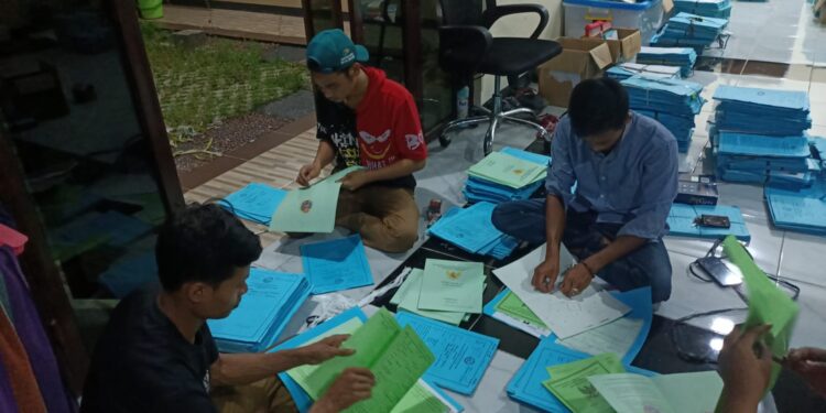 Warga Sukamakmur Turun Tangan Bantu BPN Jahit Buku Sertifikat