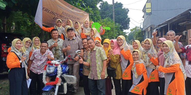 Anggota Dewan Fathoni Salurkan Baktor untuk Dua KRL Desa Ciangsana