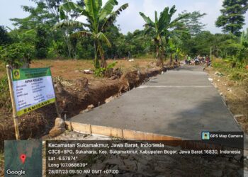 Pemerintah Desa Sukaharja Beton Jalan Secara Manual