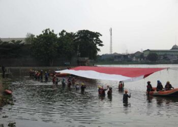 Merah Putih Berkibar di Situ Gunung Putri