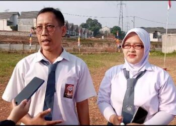 Warga Griya Bukit Jaya 2 Pakai Kostum Unik pada Upacara Bendera HUT RI