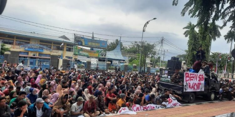 Belasan Orang Ditangkap Polisi Saat Aksi Demo Warga Air Bangis