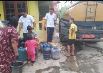 Kekeringan di Desa Gunung Putri Landa 4 RW