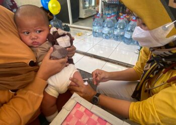 Emak-emak Bawa Anak Penuhi Alfamart Jangkar Mekarwangi