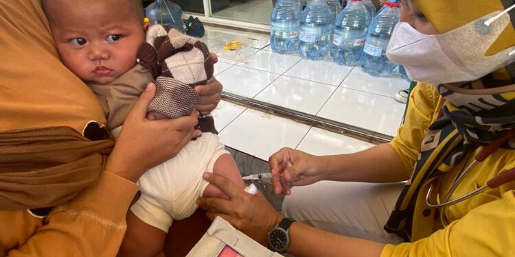 Emak-emak Bawa Anak Penuhi Alfamart Jangkar Mekarwangi