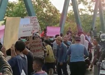 Warga Cikuda Turun ke Jalan Kesal Sungai Cileungsi Terus Dicemari