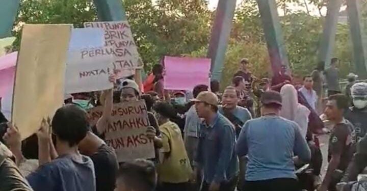 Warga Cikuda Turun ke Jalan Kesal Sungai Cileungsi Terus Dicemari