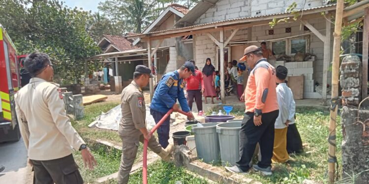 Kesulitan Air, KENCANA Kirim Air Bersih ke Babakan Ngantai