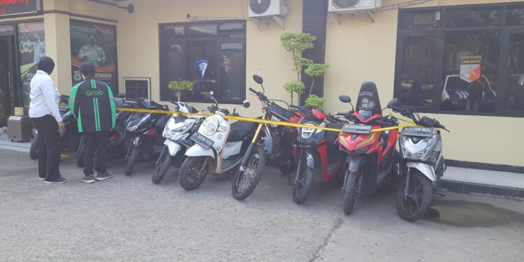 Gerebek Kontrakan, Polsek Gunung Putri Amankan 11 Motor dan 1 Mobil Curian