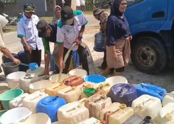 LSM Balebat Bantu Kirim Air Bersih ke Warga yang Terdampak Kemarau Panjang