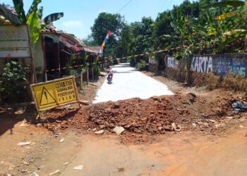 Pelaksana Pekerjaan Rekonstruksi Jalan Singajaya – Cibodas Ditanya Papan Nama, Sebut Nama Mantan Dewan