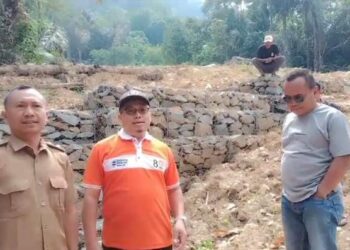 Tinjau Pekerjaan Bronjong di Kp Cibereum, Achmad Fathoni Minta DPUPR Tuntaskan Pekerjaan Sebelum Musim Hujan