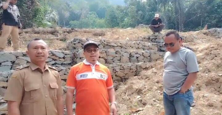 Tinjau Pekerjaan Bronjong di Kp Cibereum, Achmad Fathoni Minta DPUPR Tuntaskan Pekerjaan Sebelum Musim Hujan
