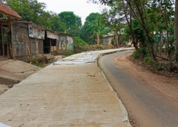 Fathoni Sorot Keretakan Jalan Mengker-Gunung Batu