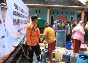 Bupati Bogor Salurkan 8.000 Liter Air Bersih ke Warga Klapanunggal