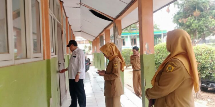 Achmad Fathoni Prihatin Tinjau SDN 1 Bojongnangka, 4 Ruang Kelas Telantar Sejak 2019