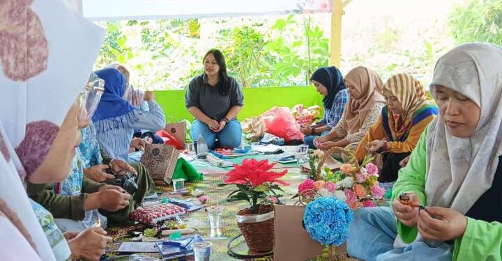 Pelatihan Daur Ulang Plastik Dilakukan CSR PT Indocement Terhadap Ibu-ibu di Gunung Putri
