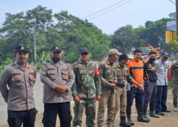 Polsek Parung Panjang Lakukan Penjagaan Cegah Truk Tambang Yang Melintas Diluar Jam Operasional