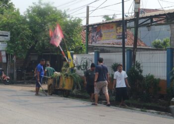 Kades Gunung Putri Apresiasi Warga yang Bersihkan Lingkungan